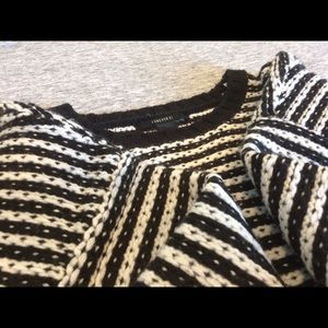 Forever 21 Cropped B&W Striped Sweater 🍂